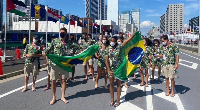 De fora da abertura, atletas do Brasil fazem desfile na Vila Olímpica