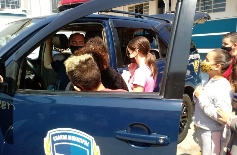 Alunos do Patrulha da Paz visitam a sede da Guarda Municipal de Botucatu