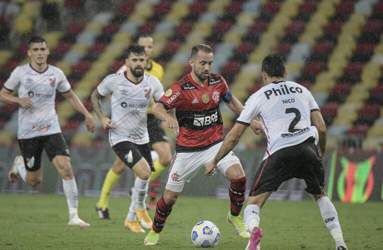 Flamengo atropela Athletico-PR no Maracanã e sobe no G4 do Brasileiro