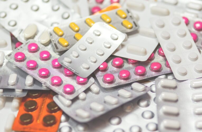Automedicação oferece riscos a saúde, alerta farmacêutica e docente do Senac Botucatu