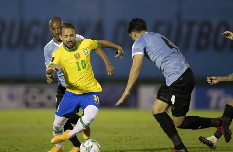 Seleção enfrenta Uruguai buscando virtual classificação para Copa