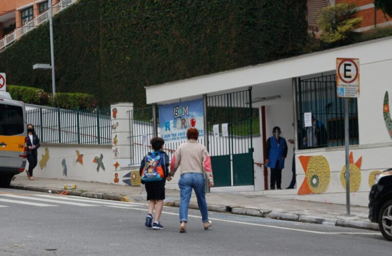 Escolas estaduais de São Paulo recebem 100% dos alunos sem protocolo de distanciamento a partir desta quarta
