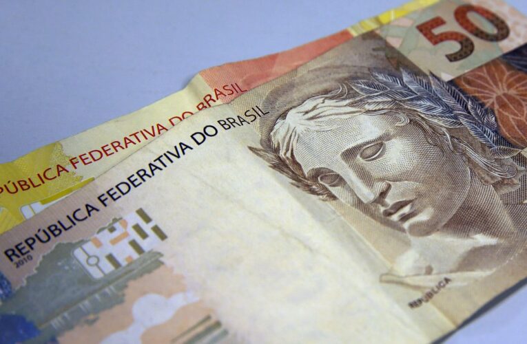 Trabalhadores nascidos em abril podem sacar auxílio emergencial