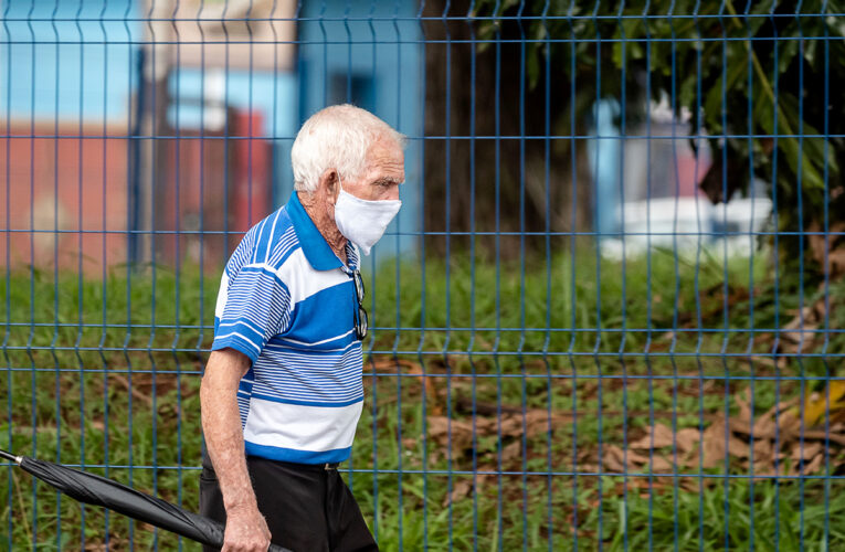 Governo de SP recua e mantêm exigência de máscara em espaços abertos