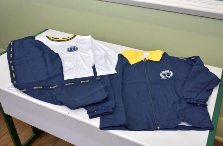 Alunos da rede municipal de Botucatu receberão ‘kit uniforme’ com 9 peças no início das aulas
