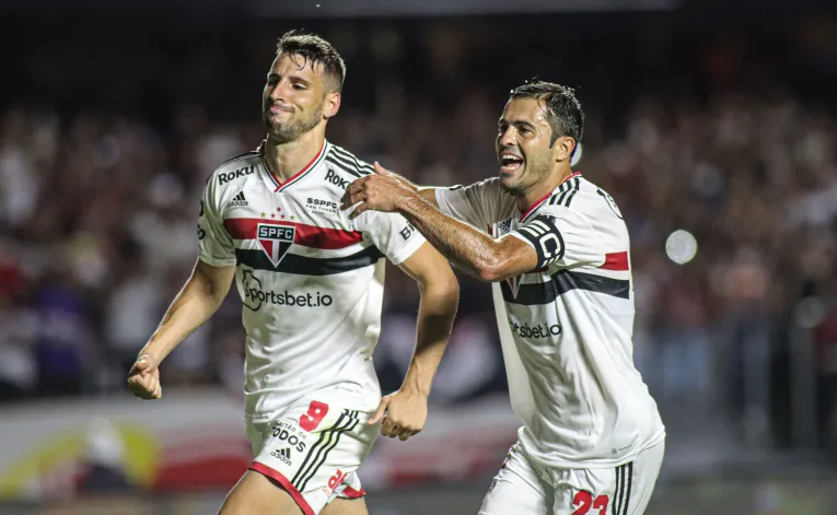 São Paulo vence Palmeiras em casa e sai com vantagem na primeira final do Paulista