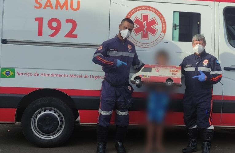 Menino de 11 anos ajuda a salvar a mãe em Botucatu e declara ser fã do SAMU
