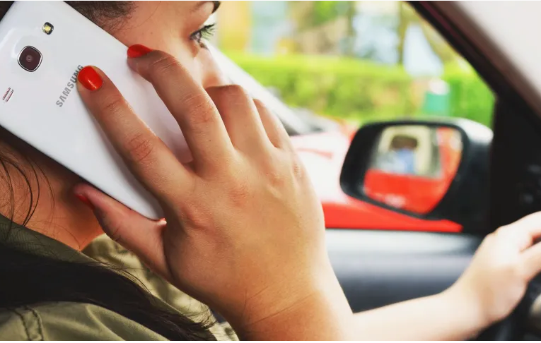 Brasil registrou 28 multas por uso de celular ao volante a cada hora em 2021