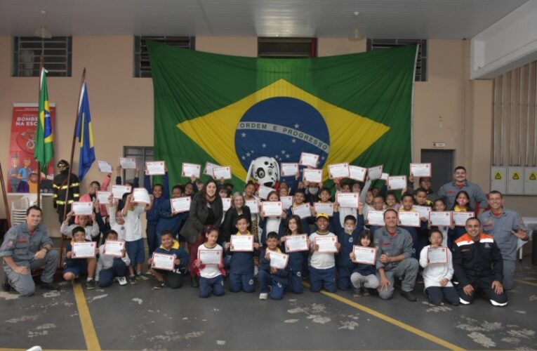 Alunos de Botucatu recebem certificação do Programa Bombeiros na Escola