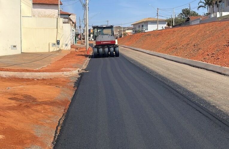 Obras na Conde de Serra Negra avançam para a segunda etapa de pavimentação