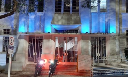 Prefeitura recebe iluminação azul durante o mês de agosto para alertar sobre doenças vasculares