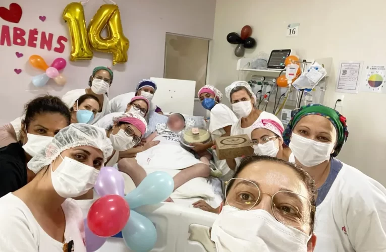Adolescente que mora no hospital em Jaú desde o nascimento ganha festa de aniversário surpresa dos médicos