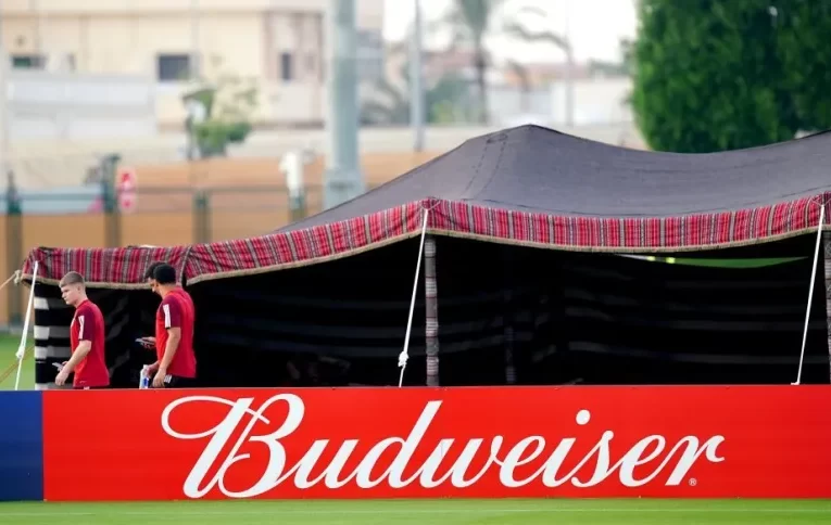 Proibição de álcool na Copa limita, mas não prejudica Budweiser, dizem analistas