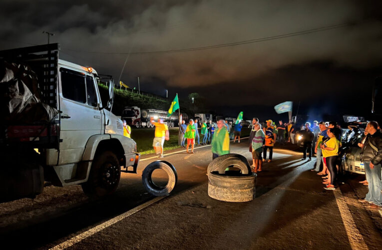 Caminhoneiros e manifestantes fazem ato na Rodovia Castelinho em Botucatu