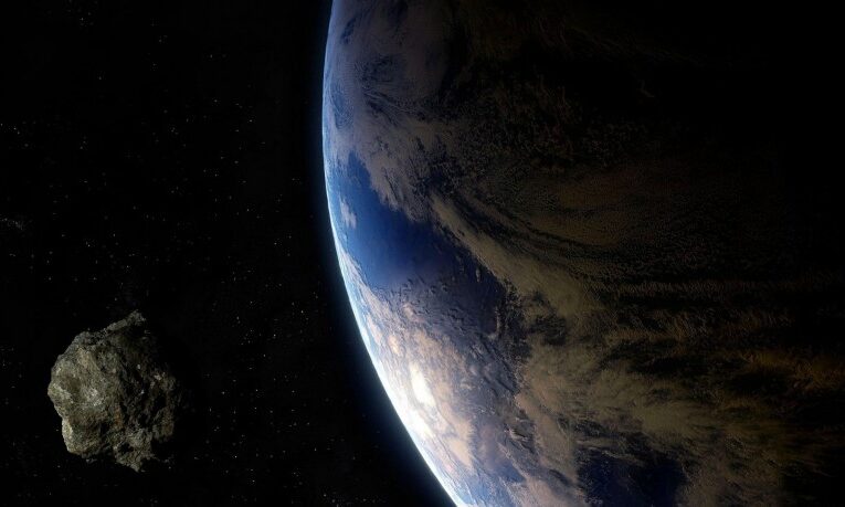 Asteroide do tamanho de ônibus passa nas próximas horas ‘perto’ da Terra
