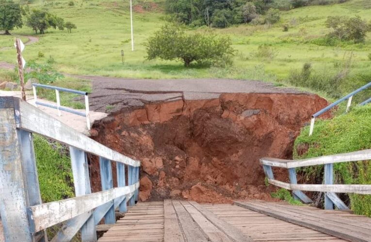 Chuva derruba ponte na região da Indiana em Botucatu