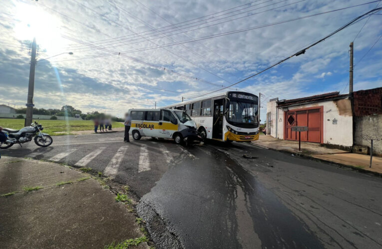 Van colide contra ônibus circular no bairro Comerciários em Botucatu