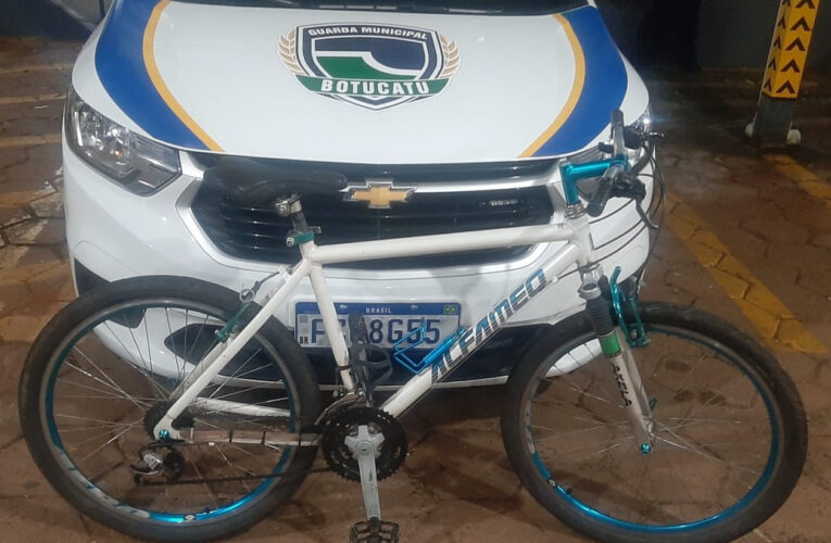 Homem é agredido e tem bicicleta roubada por casal de andarilhos no centro de Botucatu