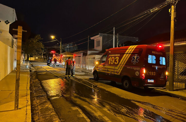 Casa fica destruída após incêndio no centro de Botucatu