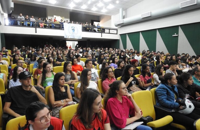 Unesp faz recepção unificada de novos alunos em Botucatu