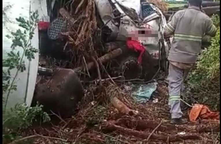 Caminhão betoneira fica destruído em acidente na Alcides Soares em Botucatu