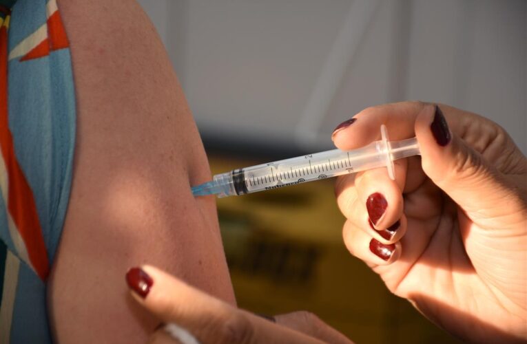 Botucatu começa a vacinar população acima dos 18 anos com reforço bivalente contra a Covid-19