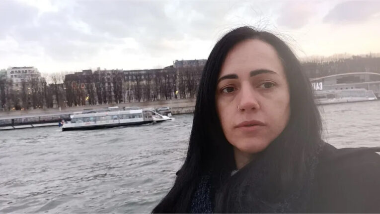 Brasileira encontrada após mais de 15 dias desaparecida em Paris diz ter sido fechada em casa abandonada, segundo ONG
