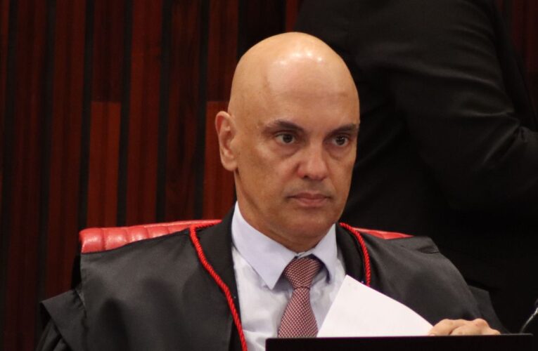 Moraes solta envolvidos em fraude de cartões de vacina de Bolsonaro
