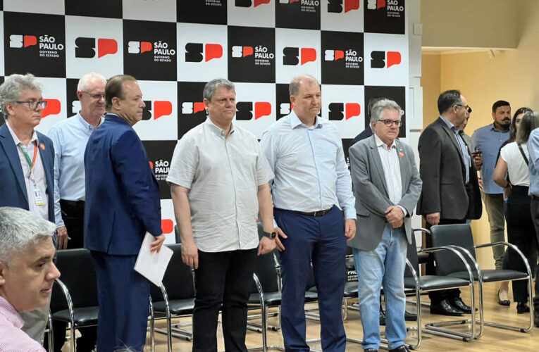 Governo de SP vai equipar Hospital Municipal, diz Tarcísio durante visita em Botucatu
