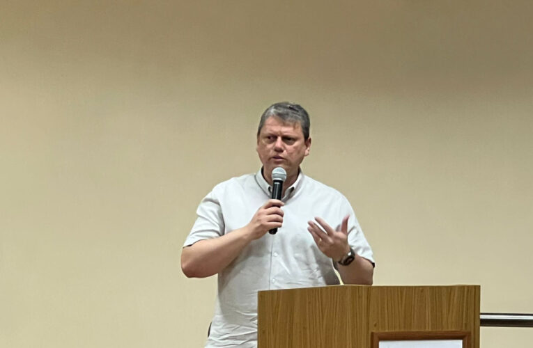 Tarcísio fala sobre privatização da Sabesp e diz que pretende derrubar a tarifa durante visita a Botucatu