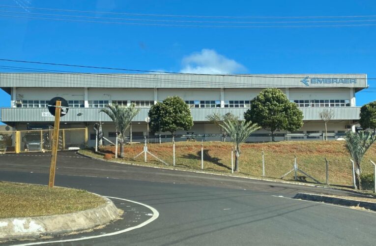 Funcionários da Embraer de Botucatu podem entrar em greve, diz Sindicato