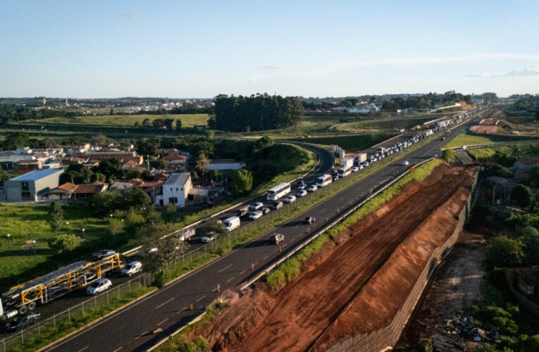 Trânsito fica intenso na entrada de Botucatu após interdição de alça na Castelinho