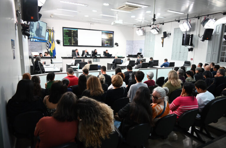 Em sessão tumultuada, Câmara aprova reajuste dos servidores municipais de Botucatu
