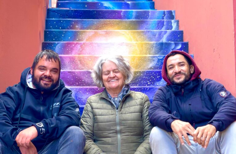 Arte que conduz: escada do MAGMA Museu é revitalizada com pintura inspirada em ciências