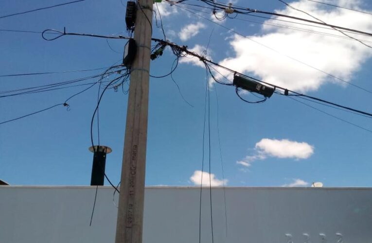 Câmara vota projeto que obriga retirada de fios inutilizados nos postes de Botucatu