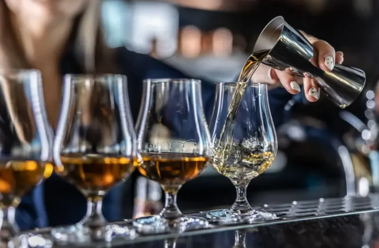 O que é o metanol, substância ilegal em bebidas que causou cegueira e danos cerebrais em jovens de SP