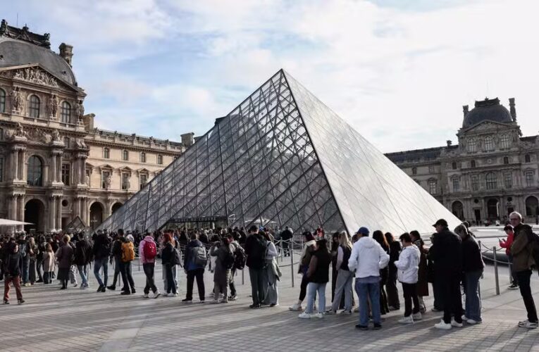 Museu do Louvre reabre para visitantes pela primeira vez após roubo de joias