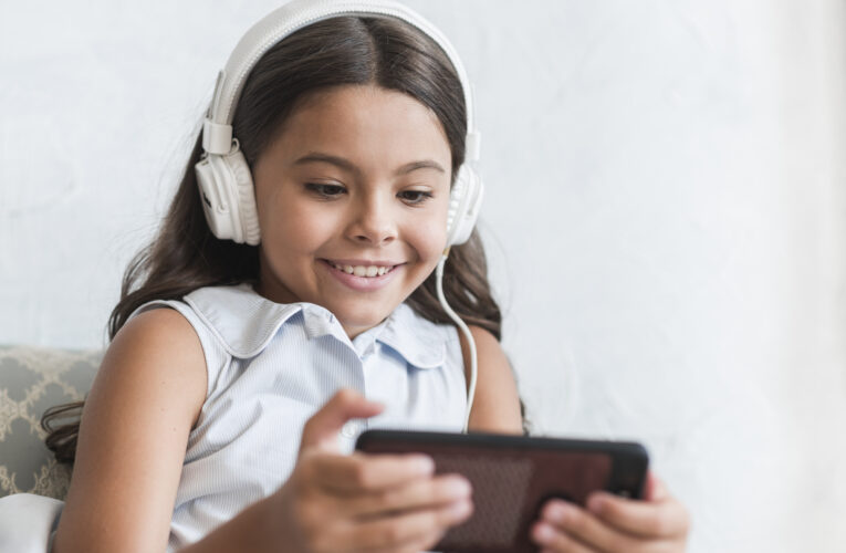 Crianças e adolescentes assistem mais a vídeos de influenciadores digitais do que a séries e filmes, diz pesquisa