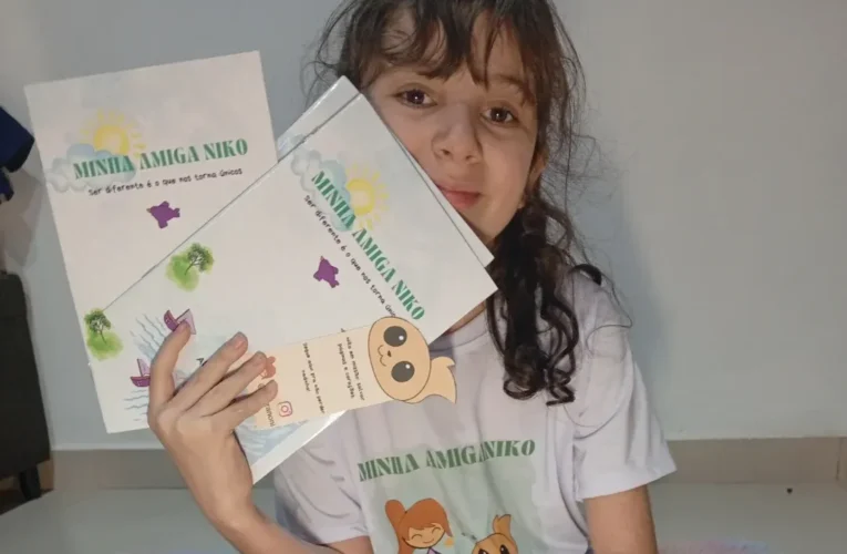 Aluna da Rede Municipal de Botucatu vai à escola onde aprendeu a ler para entregar seu primeiro livro