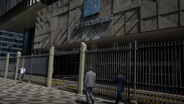 Petroleiros aprovam greve nacional a partir de segunda-feira