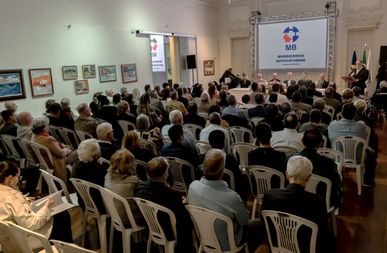 Lançamento de livro sobre a história da Misericórdia Botucatuense reúne mais de 150 pessoas na Pinacoteca