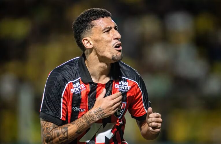 Baralhas marca e salva Vitória do rebaixamento