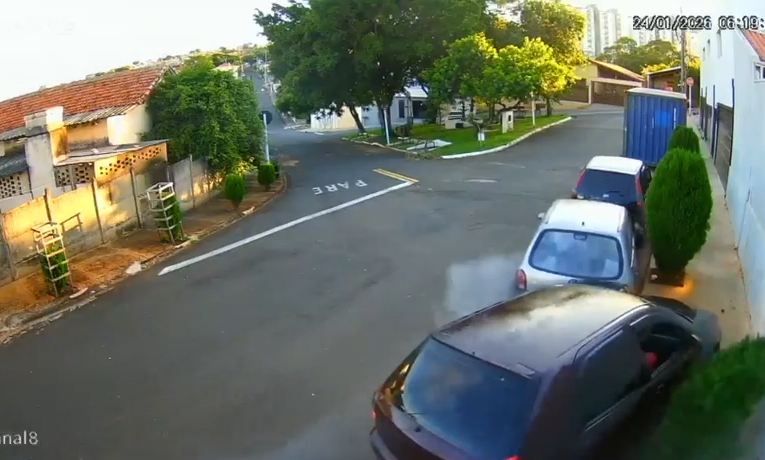 Acidente com fuga danifica veículos na Vila Jardim