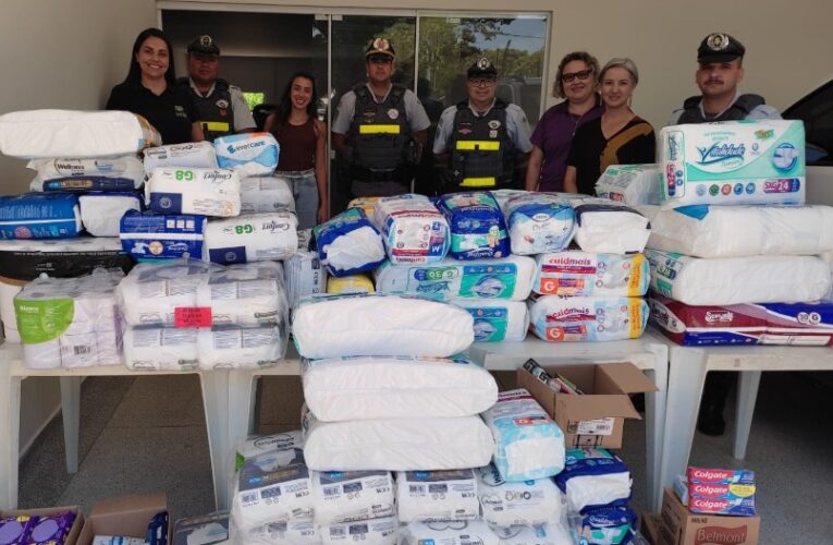 Polícia Rodoviária entrega doações da Campanha Natal Iluminado à Casa Pia em Botucatu