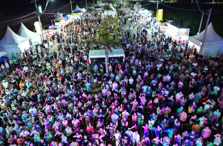 Carnaval de Botucatu reúne mais de 50 mil pessoas na Avenida do Fórum