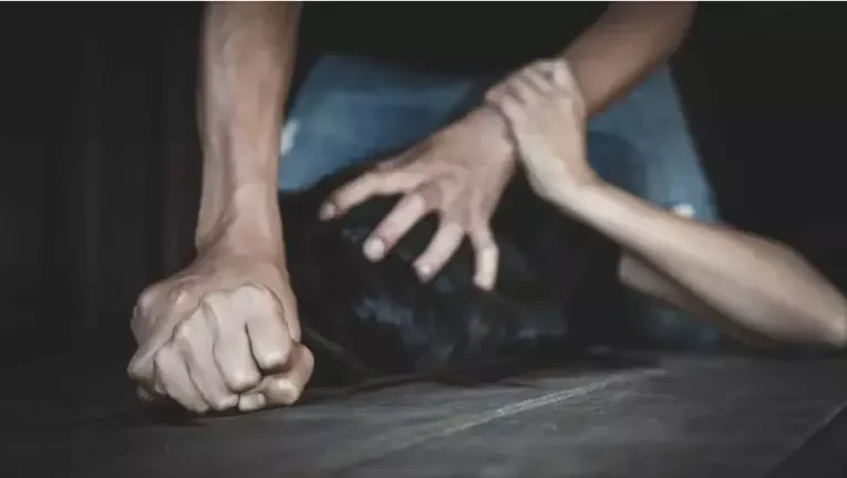 Mulher é abordada na rua, levada a estacionamento e abusada por dois homens em Botucatu