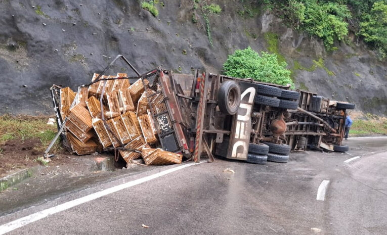 Caminhão com carga de frangos tomba na serra da Marechal Rondon em Botucatu