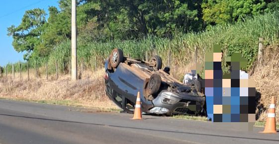 Veículo capota na Rodovia Alcides Soares em Botucatu