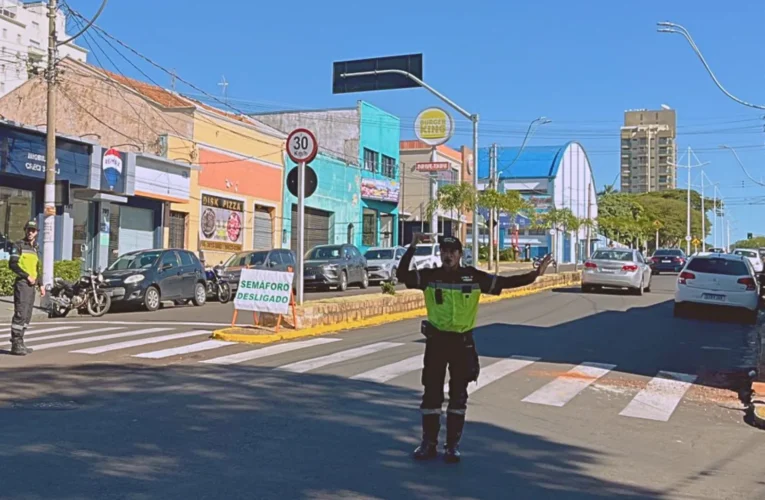 Semutran realiza manutenção de semáforo na Avenida Santana