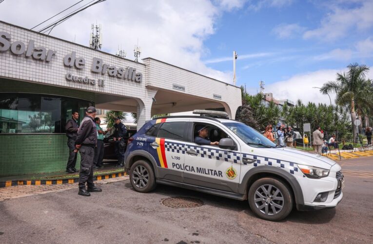 Bolsonaro recebe alta e chega em casa para cumprir prisão domiciliar